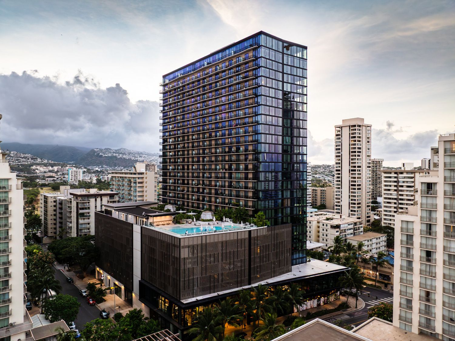 Glazing work on the Lilia Waikiki tower
